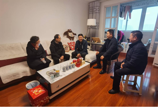 党建引领聚合力 走访慰问暖人心—产业集团开展春节走访慰问老党员活动550.png