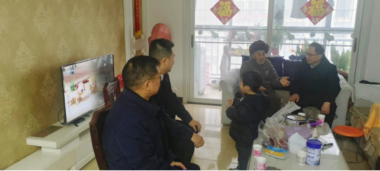 党建引领聚合力 走访慰问暖人心—产业集团开展春节走访慰问老党员活动823.png
